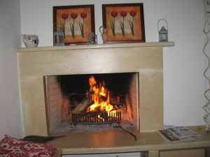 De open haard in de woonkamer van Kretahuis